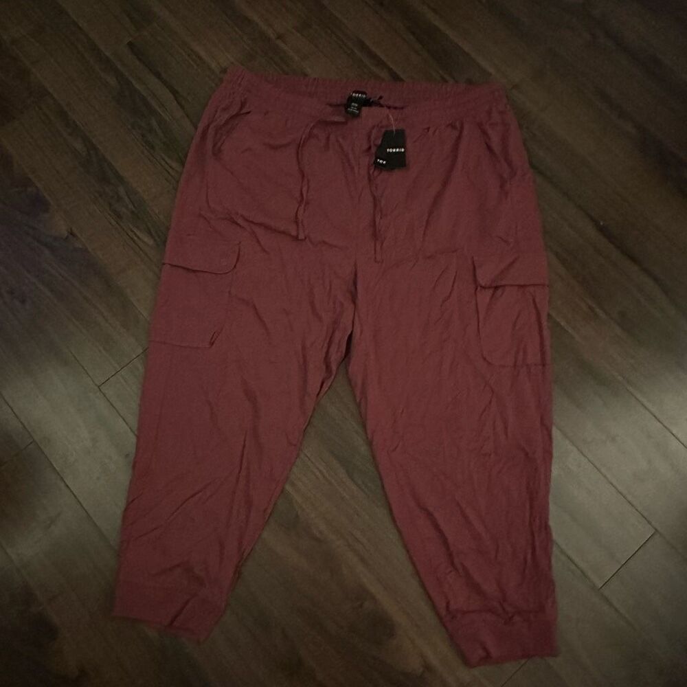 NWT Torrid Relaxed Fit jogger maroon 3 short